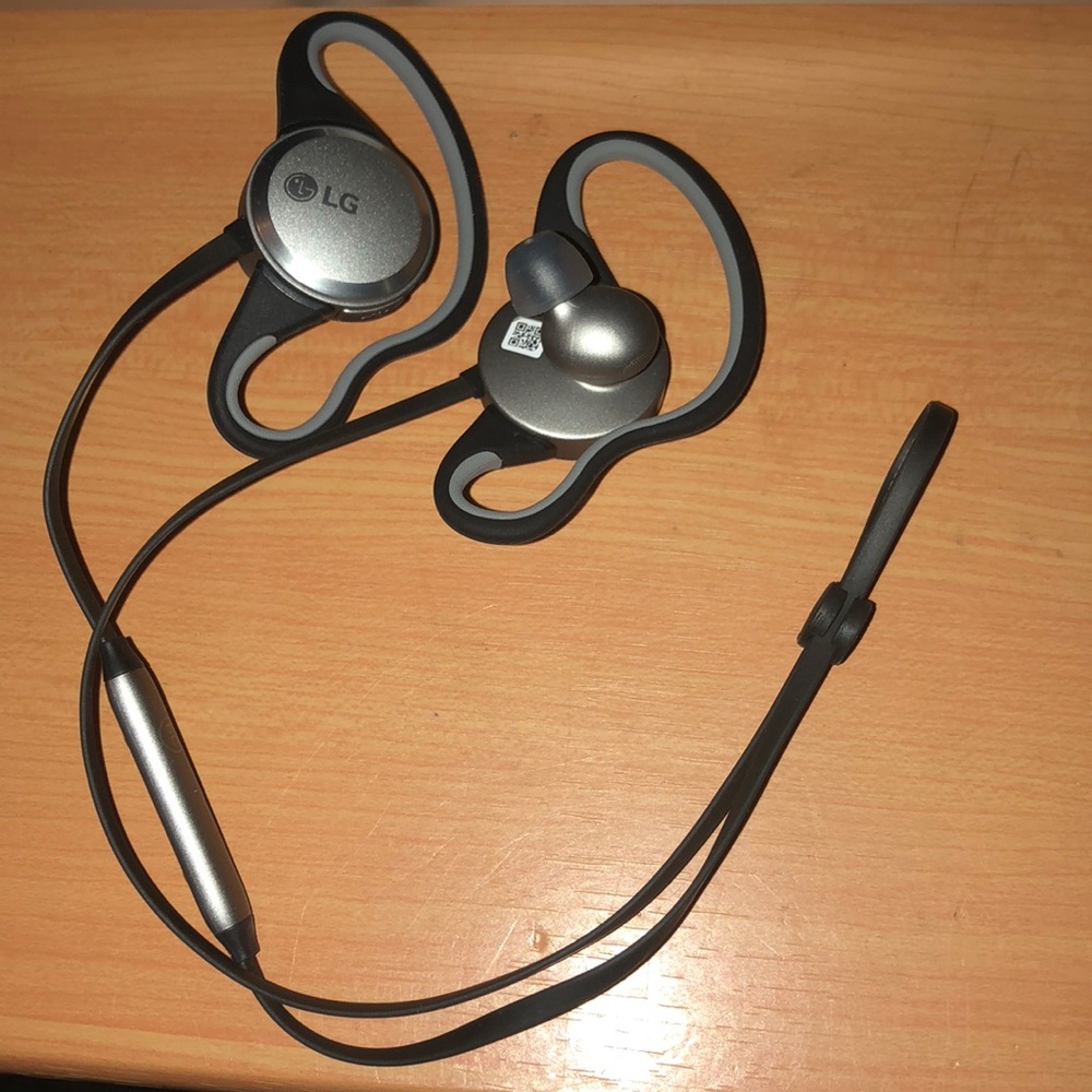 LG wireless water/dust proof amazing audio unused